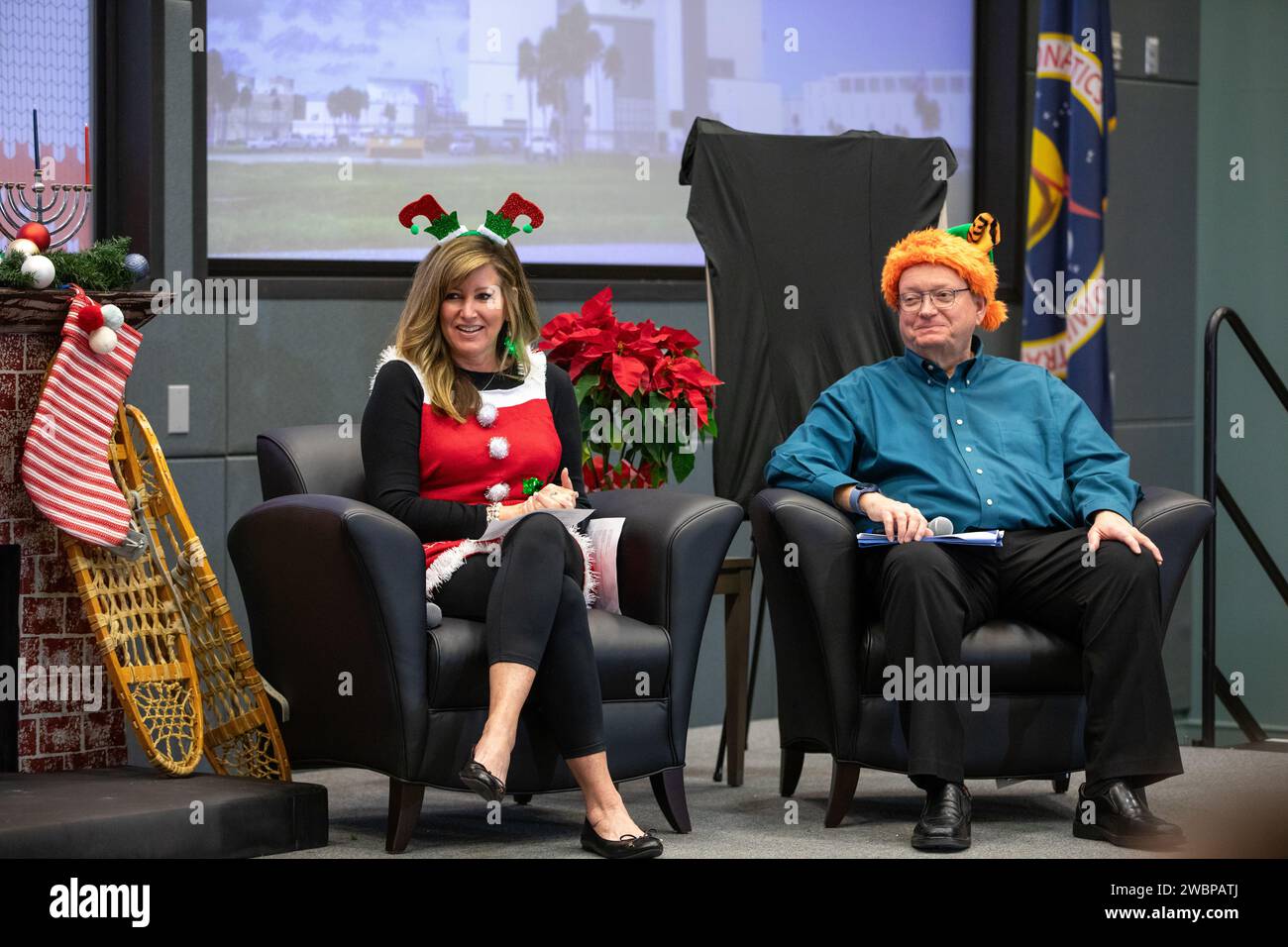 Im Kennedy Space Center der NASA in Florida am 7. Dezember 2023 besuchten Mitarbeiter ein Rathaus im Operations Support Building II. Die Associate Directors Jennifer Kunz und Burt Summerfield gaben zusammen mit Center Director Janet Petro und anderen Führungskräften Updates zu Meilensteinen des Zentrums, überprüften Erfolge und beantworteten Fragen der Belegschaft. Stockfoto