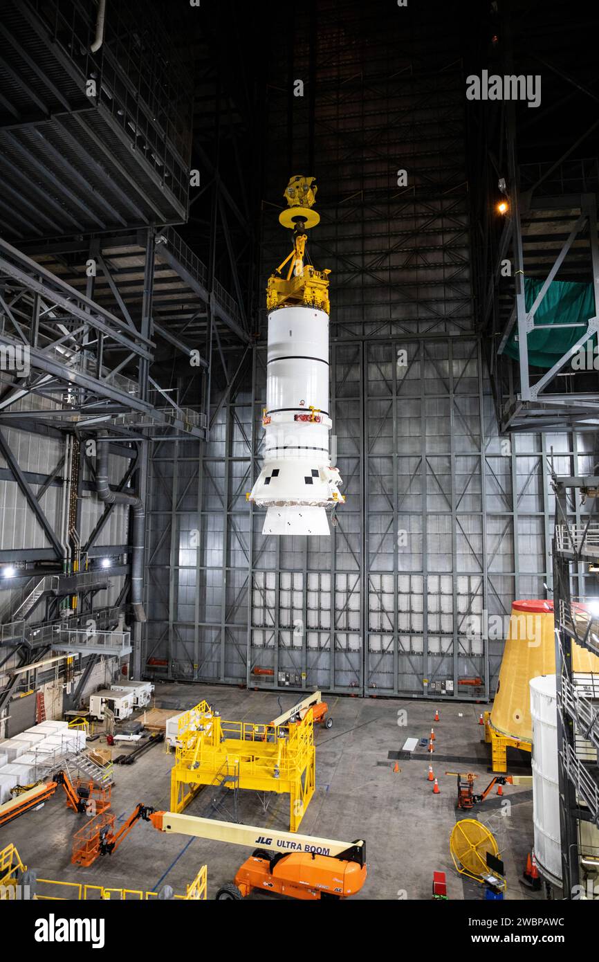 Am 24. November 2020 wird das zweite Artemis I-achter-Booster-Segment im VAB im Kennedy Space Center hochgehoben, um es mit seinem Zwillingsreifen auf dem mobilen Trägerraketen zu stapeln. Die Booster bieten mehr als 75% SLS-Schubkraft zum Testen von Orion und dem integrierten System. Stockfoto
