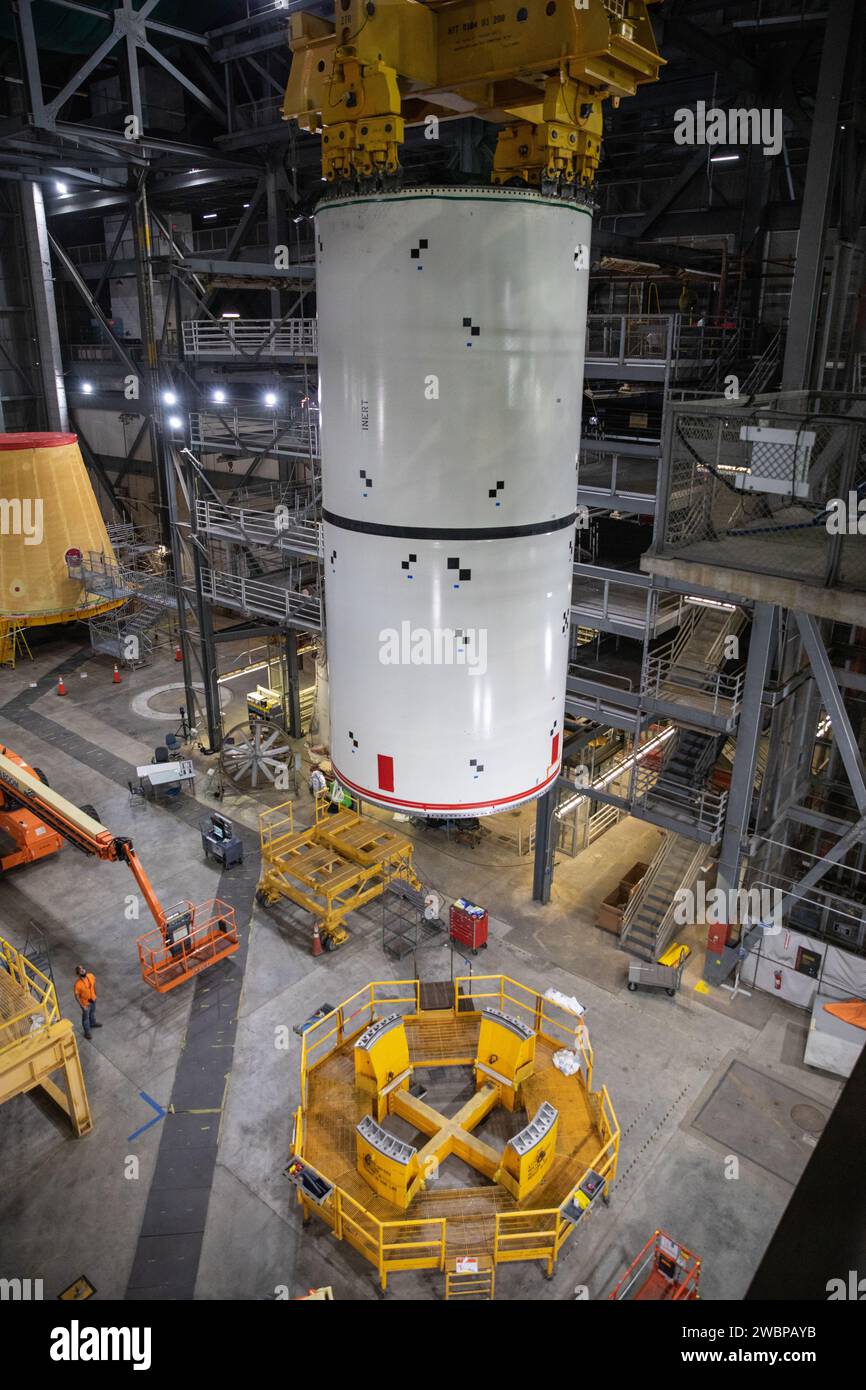 Am 14. September 2020 probten die Techniker der NASA das Stapeln von SLS-Booster-Pfadfindern im Fahrzeug-Assembly-Gebäude des Kennedy Space Center für Artemis I-Vorbereitungen. Stockfoto