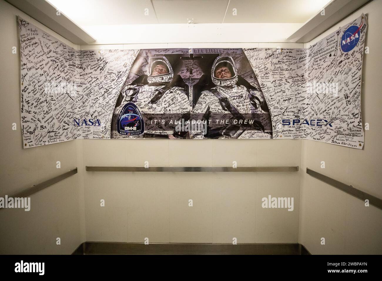 Ein NASA- und SpaceX-Demo-2-Missionsposter mit einem Foto der NASA-Astronauten Robert Behnken und Douglas Hurley sowie Unterschriften vom Starterteam ist in einem Aufzug im Neil A. Armstrong Operations and Checkout Building im Kennedy Space Center der Agentur in Florida am 30. Mai 2020 abfotografiert. vor der Einführung von Demo-2. Die SpaceX Falcon 9-Rakete und die Crew Dragon starteten um 15:22 Uhr EDT vom historischen Startkomplex 39A Behnken und Hurley sind die ersten Astronauten, die seit dem Ende des Space Shuttle Prog von US-Boden zur Internationalen Raumstation starteten Stockfoto