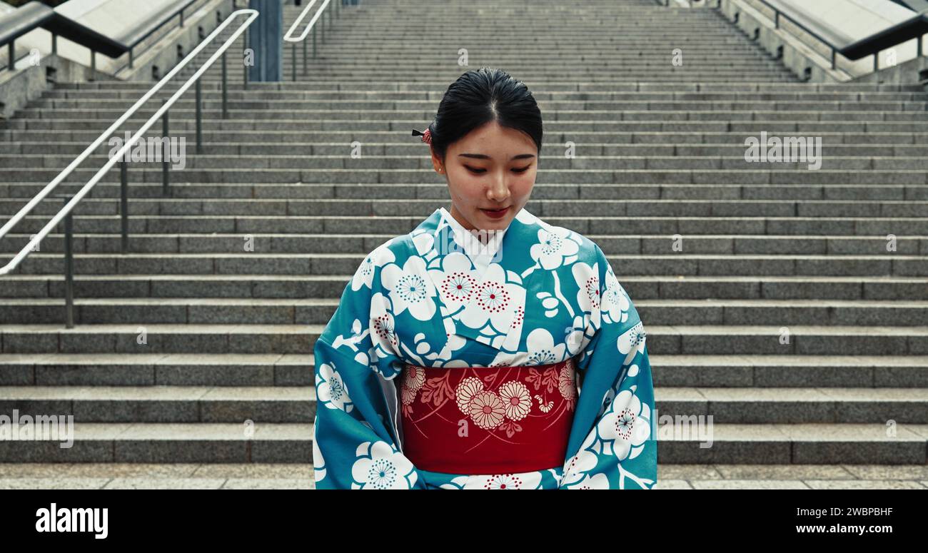 Japanische Frau, Reise und Kimono durch Treppen, Stadt und Erbe für Outdoor-Abenteuer. Junge Person, Religion und traditionelle Kleidung in tokio Stockfoto