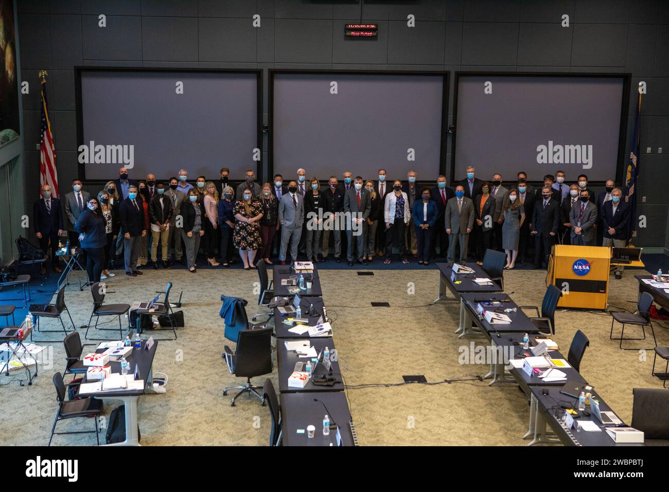 NASA und SpaceX führen am 10. November 2020 den Flight Readiness Review im Kennedy Space Center durch und bescheinigen die Bereitschaft von Crew-1. Die Crew Dragon Resilience auf Falcon 9 wird NASA- und JAXA-Astronauten für eine sechsmonatige Mission zur ISS bringen. Stockfoto