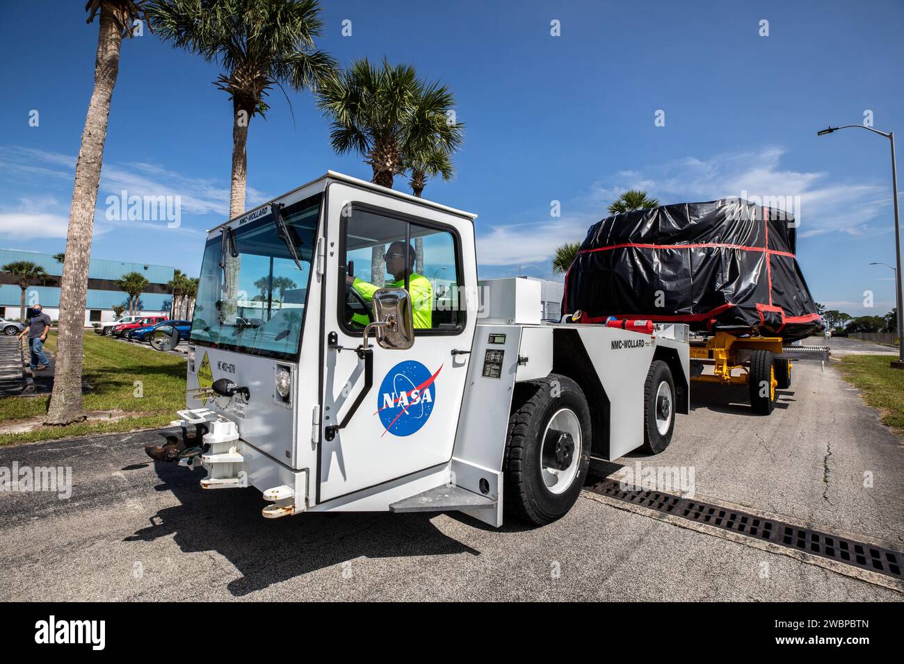 Die Artemis I Achterröcke für die beiden Solid-Rocket-Booster des Space Launch System (SLS) der NASA werden am 10. Juni 2020 zur Rotation Processing and Surge Facility (RPSF) im Kennedy Space Center der Agentur in Florida transportiert. Die hinteren Röcke wurden von Northrop Grumman renoviert. Sie beherbergen das Schubvektorsteuersystem, das 70 Prozent der Lenkung während des ersten Aufstiegs der SLS-Rakete steuert. Die Segmente verbleiben im RPSF, bis sie mit den vorderen und hinteren Teilen der Booster auf dem mobilen Starter in High Bay 3 des Fahrzeugmontagegebäudes gestapelt werden können. Bis Stockfoto