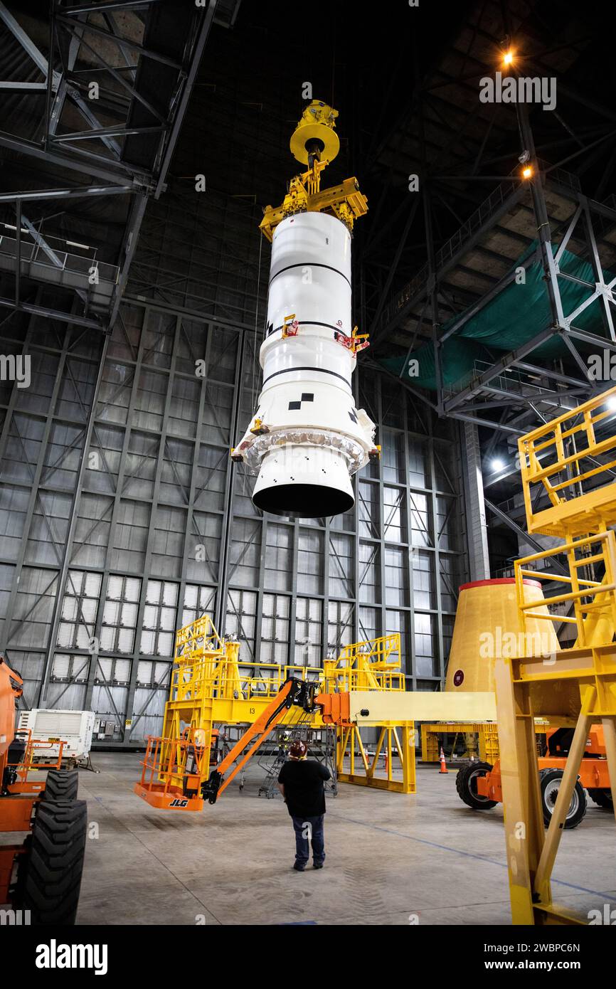 Das zweite Booster-Segment Artemis I achtern wird am 24. November 2020 im Kennedy Space Center mit einem Kran in der VAB angehoben, um es auf dem mobilen Trägerraketen zu stapeln. Die Booster bieten mehr als 75% SLS-Schubkraft für Orion- und Systemtests. Stockfoto