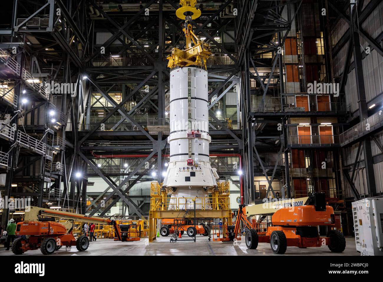 ARTEMIS I Achtersegmente für das Space Launch System der NASA werden für die Stapelung in High Bay 4 des Vehicle Assembly Building im Kennedy Space Center vorbereitet. Die Zwillingsverstärker von Northrop Grumman liefern über 75% SLS-Schubkräfte. ARTEMIS I wird das integrierte Raumschiff SLS und Orion im Vorfeld von bemannten Missionen testen, um bis 2024 Astronauten auf dem Mond zu landen. Stockfoto