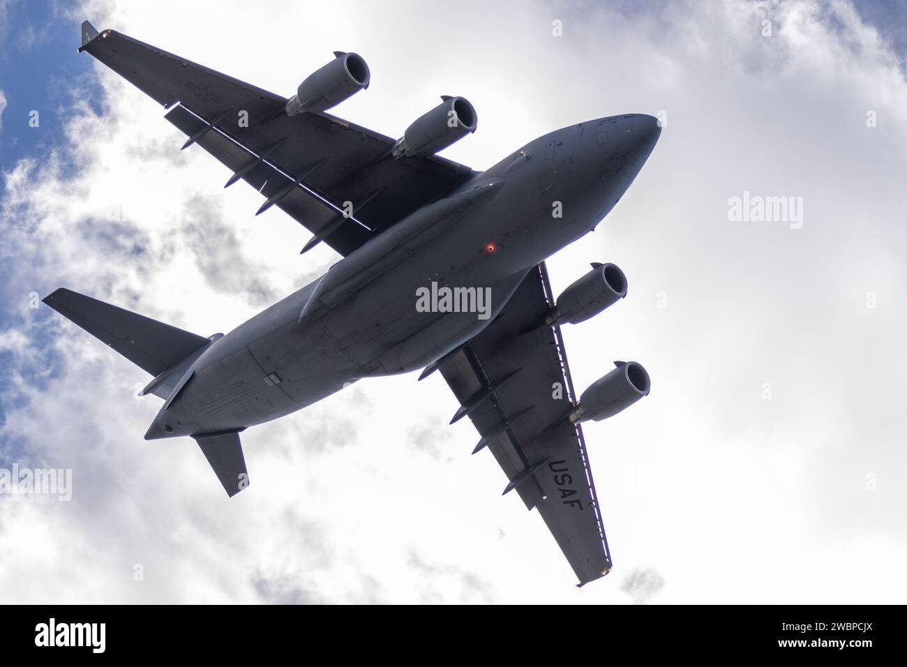 Charlotte, NC USA: Ein allgemeines Bild des USAF-Flugzeugs, das den Überflug nach der Nationalhymne vor einem NFL-Spiel zwischen den Carolina Pa durchführte Stockfoto
