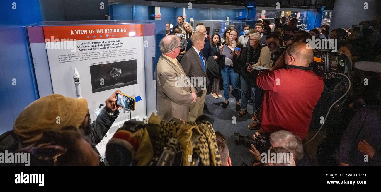 Bill Nelson präsentiert die erste öffentliche Ausstellung einer Probe des Asteroiden Bennu, die von der NASA-Raumsonde OSIRIS-REX im Smithsonian National Museum of Natural History in Washington gesammelt wurde. Stockfoto