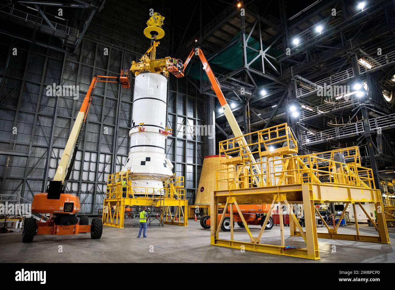 Das zweite Artemis i achter Booster-Segment wird im VAB im Kennedy Space Center am 24. November 2020 vorbereitet, um mit seinem Twin auf dem mobilen Trägerraketen zu stapeln. Die Booster werden von Northrop Grumman hergestellt und bieten über 75% SLS-Schub. Die Mission testet Orion und SLS als integriertes System. Stockfoto