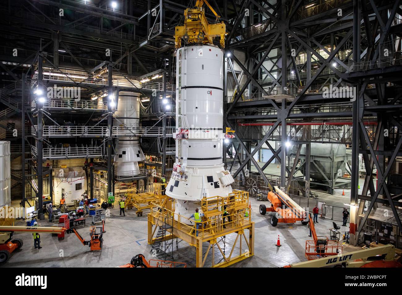 ARTEMIS I Achterbooster Segmente für die SLS der NASA sind für die Stapelung in High Bay 4 des VAB im Kennedy Space Center vorbereitet. Zwei Booster von Northrop Grumman liefern 75% SLS-Schub. ARTEMIS I wird die integrierten Raumfahrzeuge SLS und Orion für zukünftige bemannte Mondmissionen bis 2024 testen. Stockfoto