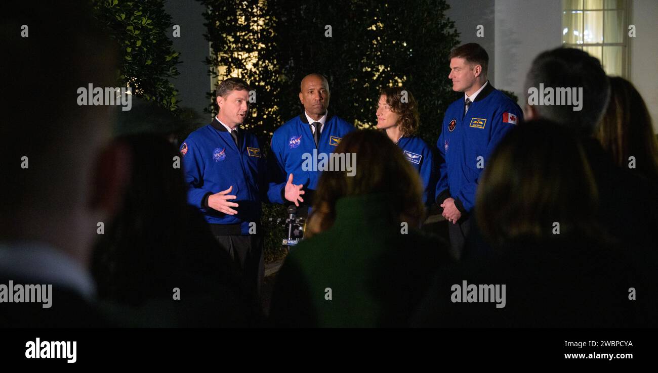 Die NASA-Astronauten Reid Wiseman, Victor Glover, Christina Koch und CSA-Astronaut Jeremy Hansen trafen sich am 14. Dezember 2023 im Weißen Haus, bevor sie ihre zehntägige Artemis II-Mission an Bord der Orion-Raumsonde zur Erprobung von Systemen für die Mondforschung unternahmen. Stockfoto