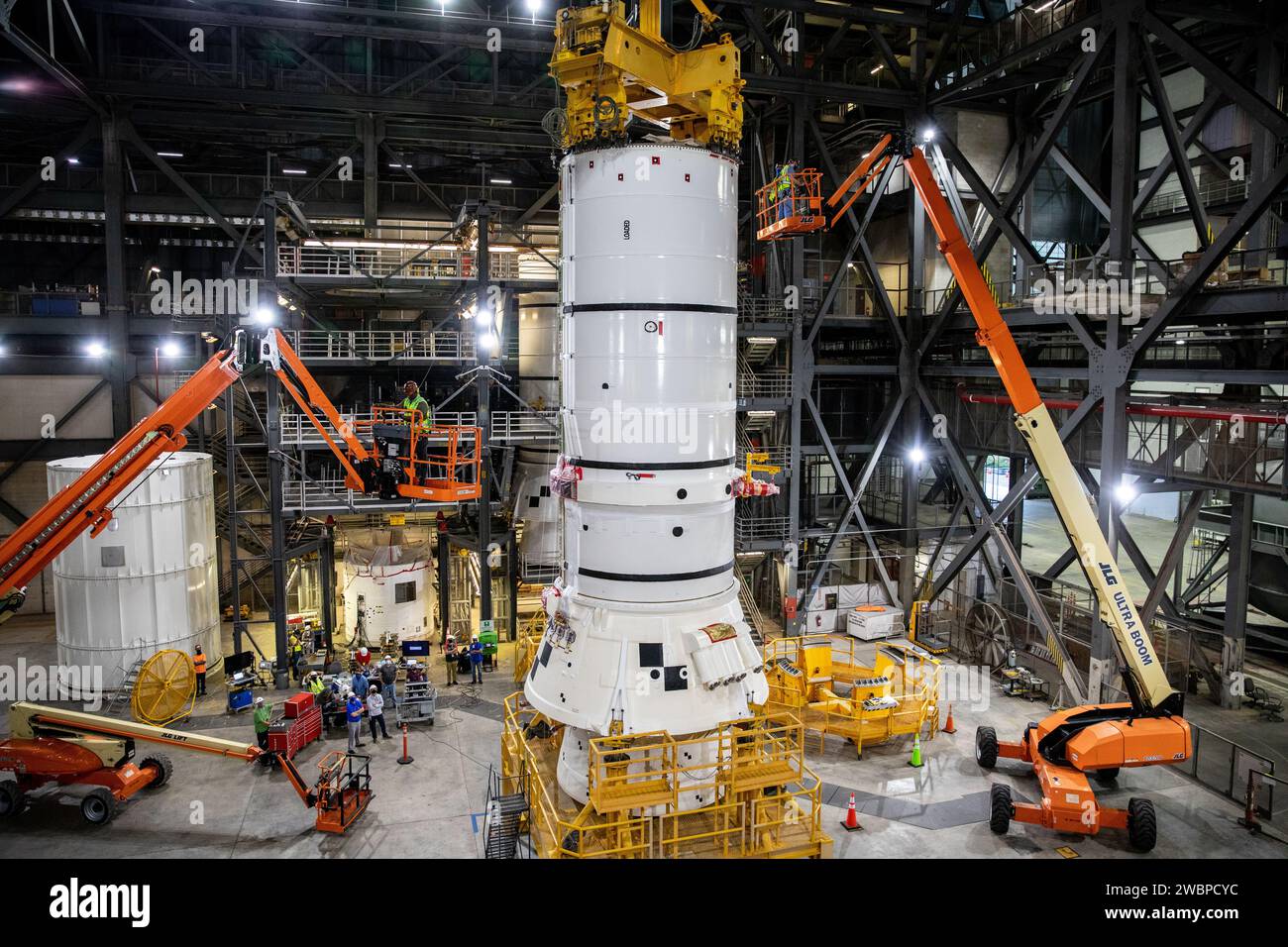 ARTEMIS I Achtersegmente werden angehoben und auf den mobilen Trägerraketen in High Bay 3 im Kennedy Space Center abgesenkt, um sie zu stapeln. Twin Booster von Northrop Grumman werden über 75% SLS-Schubkraft liefern. Artemis I wird SLS und Orion vor den bemannten Mondmissionen bis 2024 testen. Stockfoto