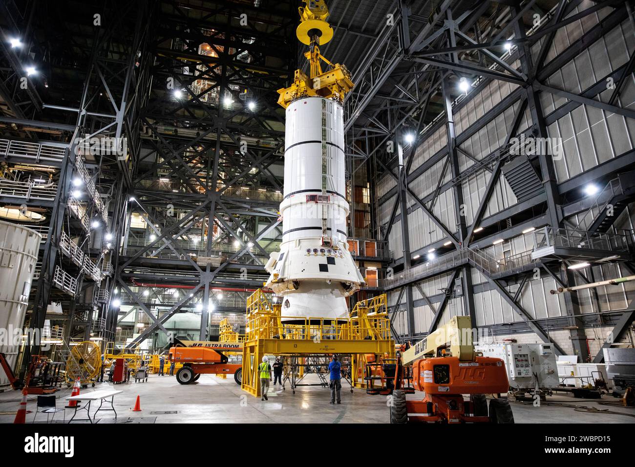 Das zweite Artemis i achter Booster-Segment wird im VAB im Kennedy Space Center am 24. November 2020 vorbereitet, um mit seinem Twin auf dem mobilen Trägerraketen zu stapeln. Die Northrop Grumman Booster bieten mehr als 75% SLS-Schub und unterstützen Orion- und SLS-Tests. Stockfoto