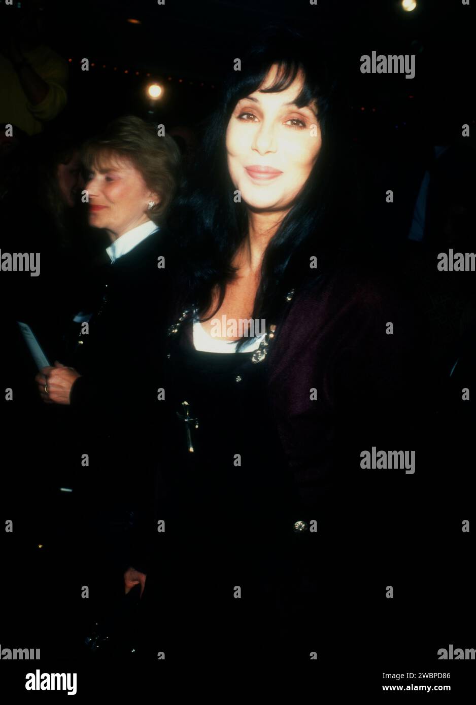 Los Angeles, Kalifornien, USA 6. November 1996 Sängerin/Schauspielerin Cher besucht am 6. November 1996 die Premiere von Miramax Films 'The English Patient' am American Film Institute im Mann Bruin Theatre in Los Angeles, Kalifornien, USA. Foto: Barry King/Alamy Stock Photo Stockfoto