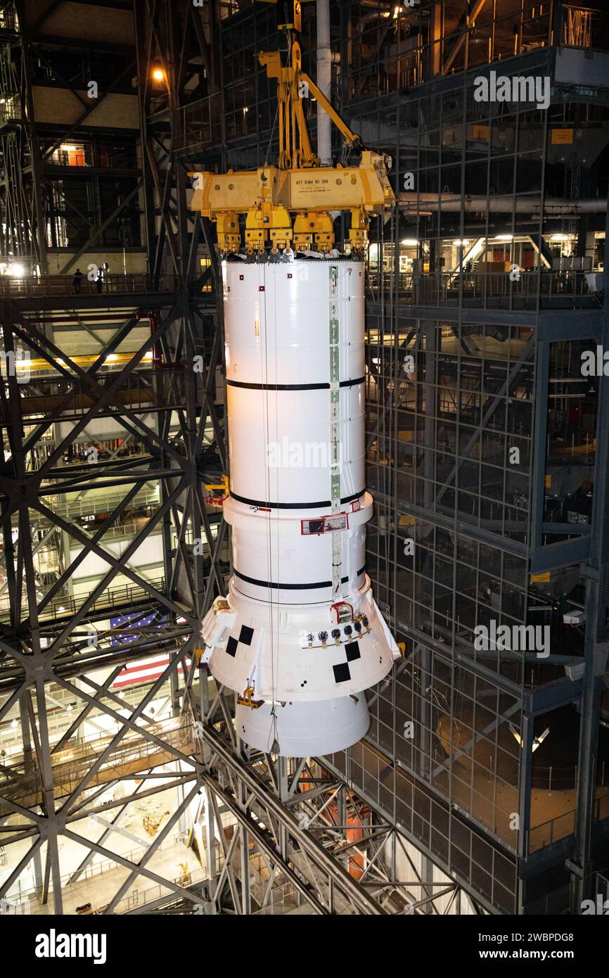 Das zweite Artemis I-achter-Booster-Segment wird am 24. November 2020 im VAB im Kennedy Space Center hochgehoben, um es auf den mobilen Trägerraketen zu stapeln. Die Booster bieten über 75% SLS-Schubkraft für Orion und integrierte Systemtests. Stockfoto