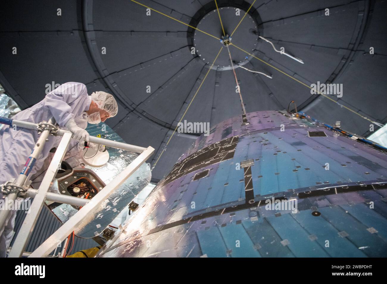 Mitarbeiter des ARTEMIS-Programms, darunter Bryce Cox, arbeiten am Plum Brook Space Environments Complex der NASA und unterstützen die Mission Orion und Moon to Mars. Stockfoto