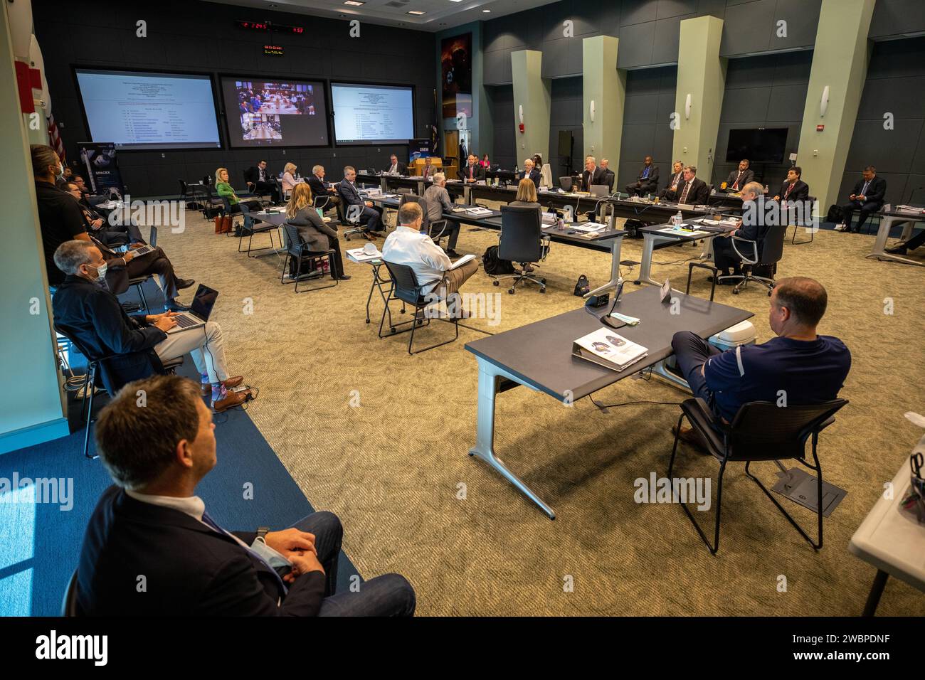 Am 21. Mai 2020 nehmen NASA und SpaceX Manager im Operations Support Building II des Kennedy Space Centers der NASA in Florida an einer Überprüfung der Flugbereitschaft für den bevorstehenden Demo-2-Start Teil. Eine Rakete der SpaceX Falcon 9 und die Crew Dragon werden die NASA-Astronauten Robert Behnken und Douglas Hurley im Rahmen des Commercial Crew Program zur Internationalen Raumstation transportieren und nach fast einem Jahrzehnt die Fähigkeit der menschlichen Raumfahrt in die USA zurückgeben. Der Start ist für Mittwoch, den 27. Mai, um 16:33 Uhr EDT vom Kennedy Launch Complex 39A geplant Stockfoto