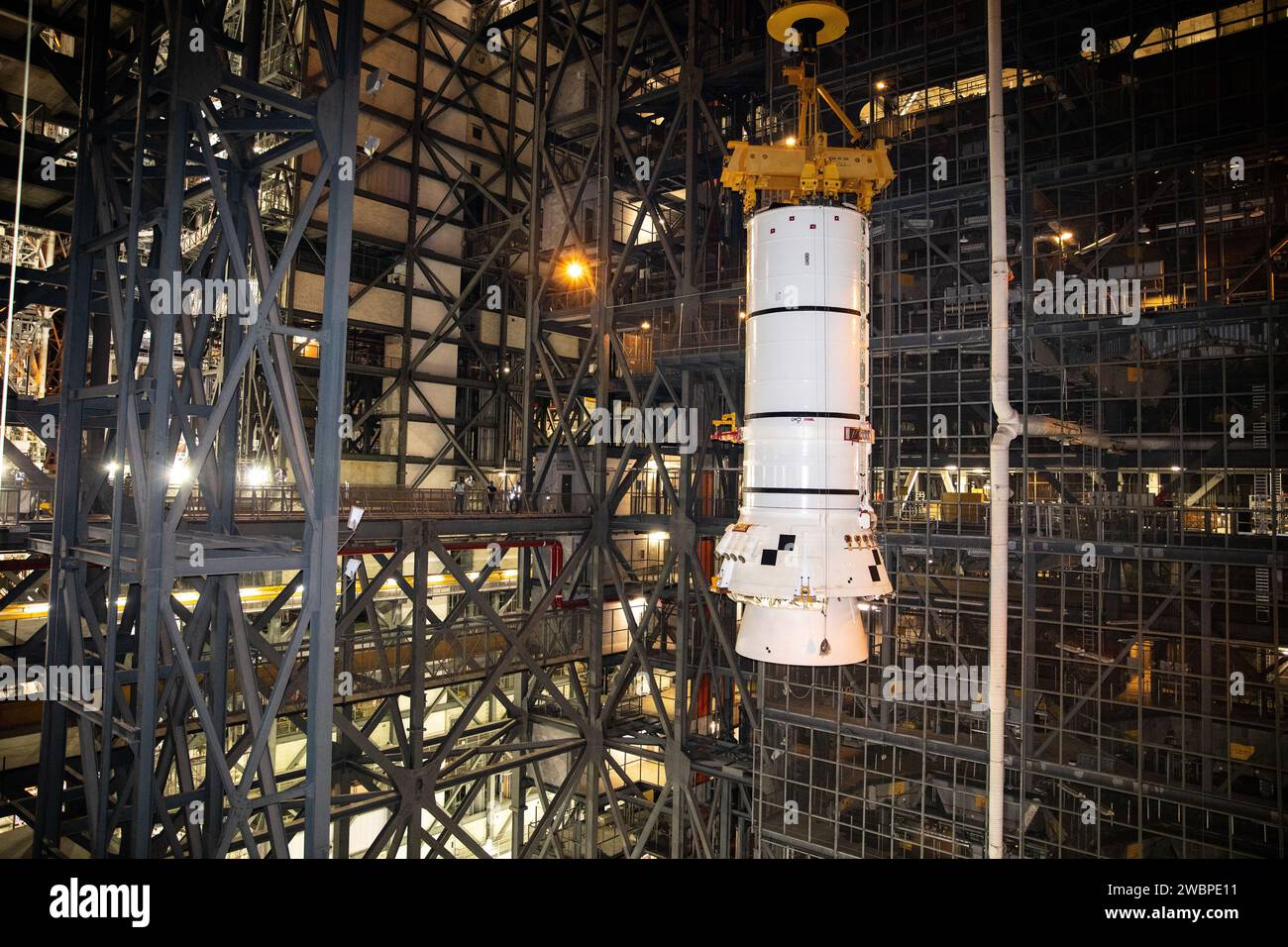 Das zweite Artemis I-achter-Booster-Segment wird am 24. November 2020 im VAB im Kennedy Space Center hochgehoben, um es auf den mobilen Trägerraketen zu stapeln. Die Booster bieten mehr als 75% SLS-Schubkraft und unterstützen Orion- und Systemintegrationstests. Stockfoto