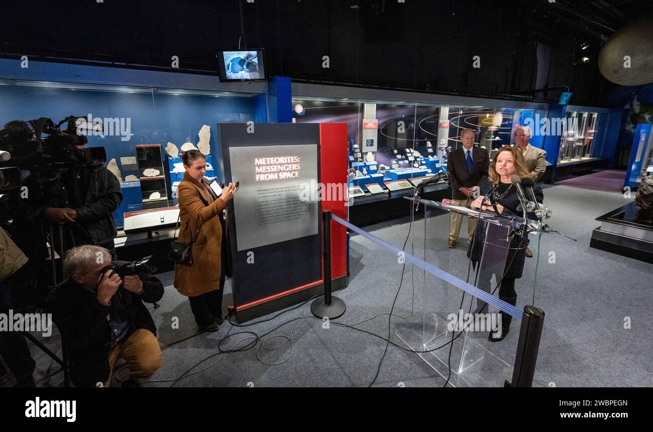 Ellen Stofan, Smithsonian unter dem Staatssekretär für Wissenschaft und Forschung, enthüllte am 3. November 2023 die erste öffentliche Ausstellung einer Probe des Asteroiden Bennu im Smithsonian National Museum of Natural History in Washington. Die Probe wurde im Oktober 2020 von der NASA-Raumsonde OSIRIS-REX aus dem kohlenstoffreichen erdnahen Asteroiden entnommen. Stockfoto