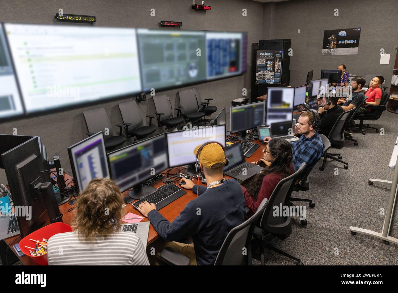 Ein Team von Ingenieuren nimmt am Donnerstag, den 2. November 2023, im Neil Armstrong Operations and Checkout Building im Kennedy Space Center der NASA Teil. Der Zweck der Schulung ist es, das integrierte PRIME-1-Team – Ingenieure mit dem MSOLO (Massenspektrometer zur Beobachtung von Mondoperationen) von PRIME-1 und dem TRIDENT-Bohrer von Honeybee Robotics (Regolith and Ice Drill for Exploration New Terrain) – auf die Bedienung des Instruments auf der Mondoberfläche vorzubereiten. Das Team kommandierte die PRIME-1-Hardware in Intuitiv Stockfoto