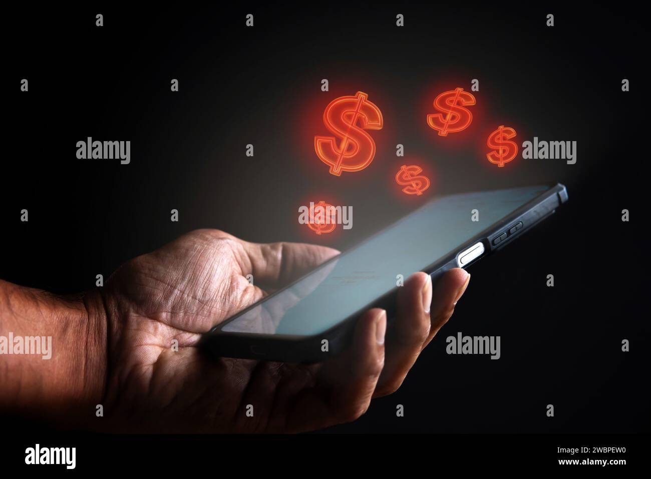 Hand hält Smartphone und glühendes Dollarzeichen. Online-Banking, Fintech-Konzept für Finanztechnologie. Stockfoto