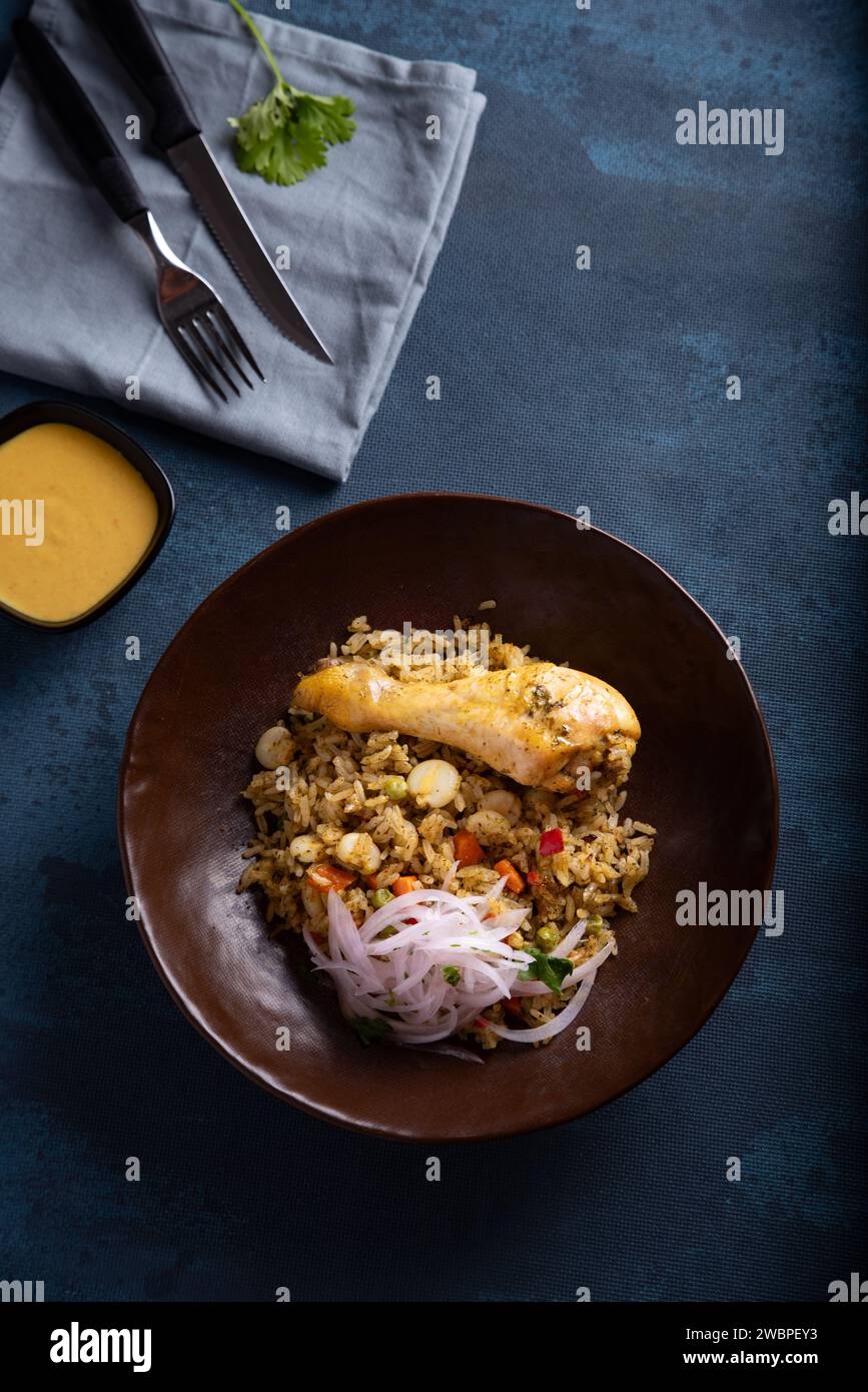 Vorstellung von peruanischem Gericht mit Salat und Sahne auf blauem Hintergrund. Stockfoto