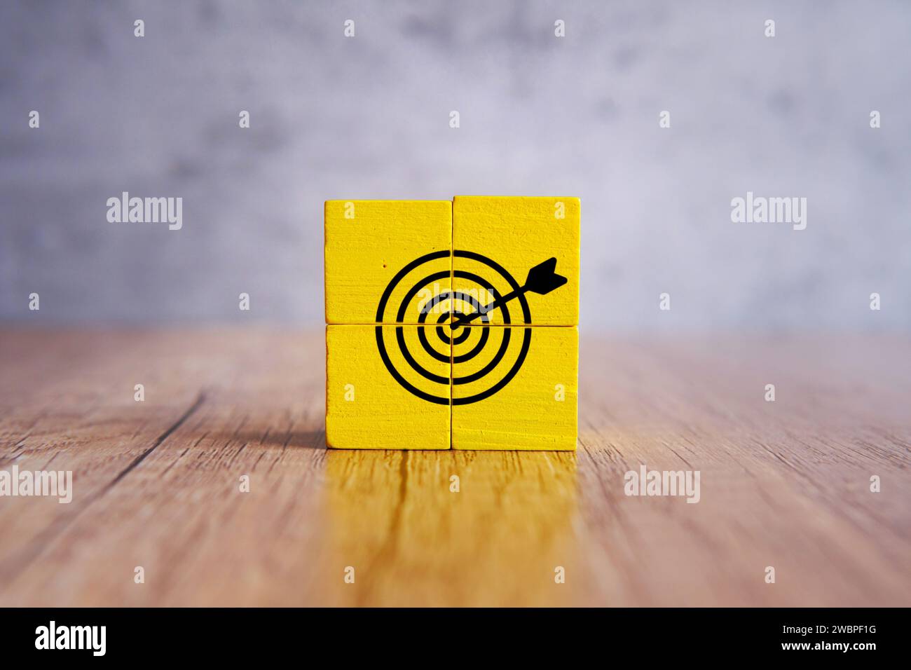 Symbol der Zieltafel auf Holzwürfeln mit Kopierraum für Text. Ziel, Leistung und Fokuskonzept. Stockfoto