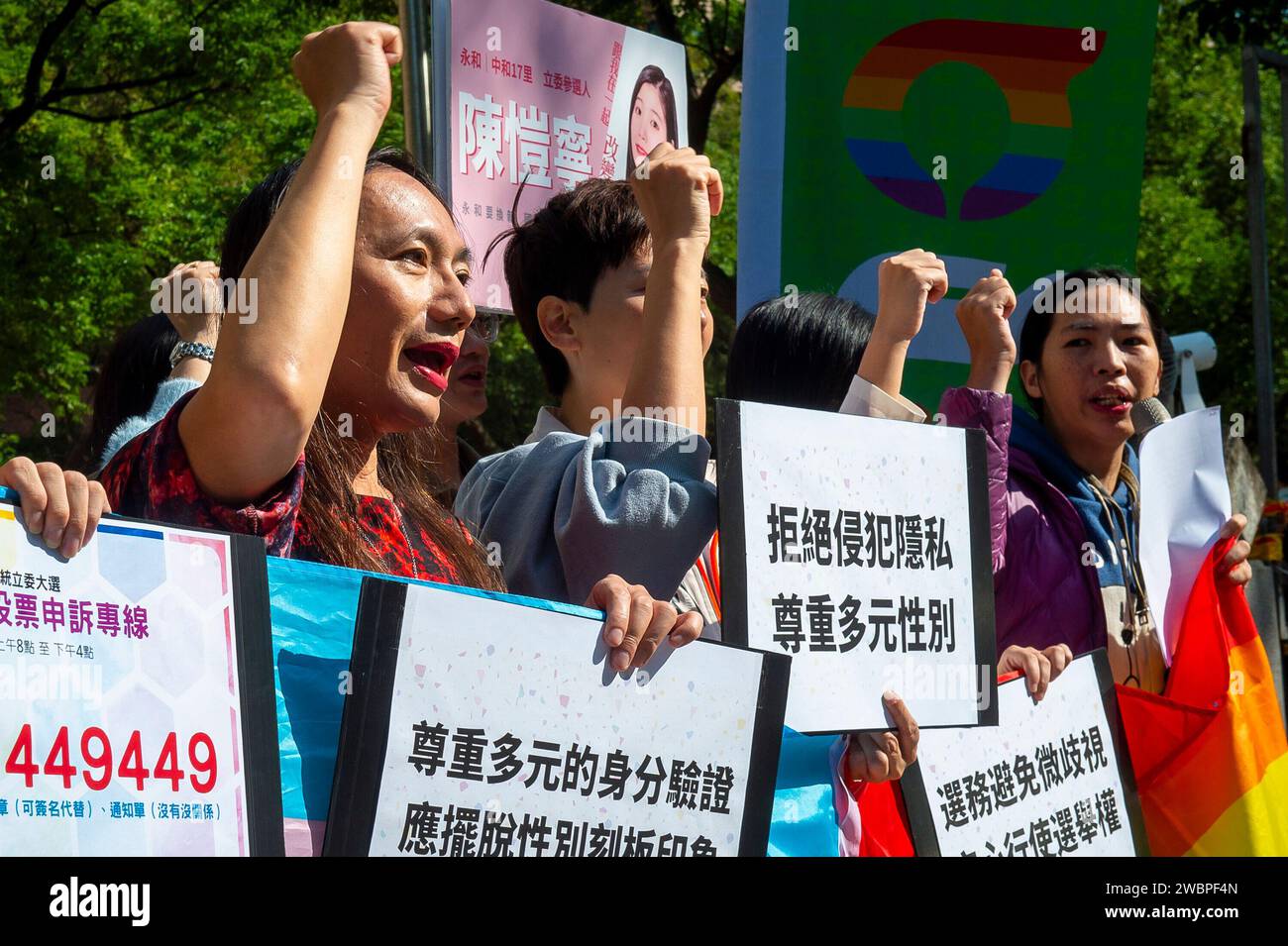 Taipeh. Januar 2024. Befürworter der Geschlechtervielfalt veranstalten am 01/2024 eine Kundgebung vor dem Hauptquartier der Zentralen Wahlkommission in Taipei, Taiwan, um transgender-freundliche Wahlmaßnahmen zu fördern und eine Hotline für Wähler zu eröffnen, die von Wiktor Dabkowski diskriminiert werden Stockfoto