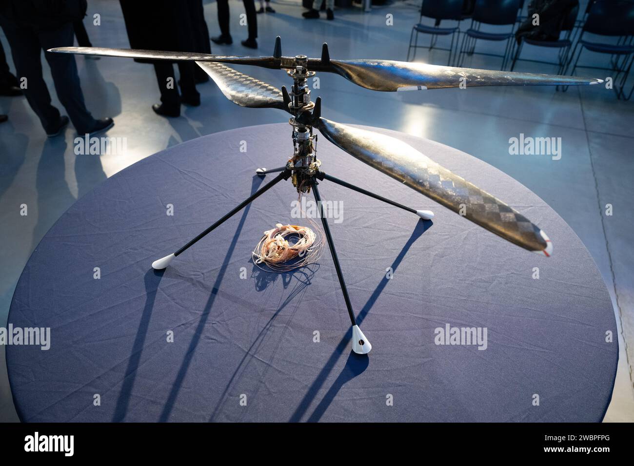 Der Prototyp des Ingenuity Mars Helicopters ist im Steve F. Udvar-Hazy Center des Smithsonian National Air and Space Museum zu sehen, Freitag, den 15. Dezember 2023, in Chantilly. Va Der Prototyp, der als erster demonstrierte, dass es möglich war, in einer simulierten Mars-Umgebung im Jet Propulsion Laboratory (JPL) der NASA zu fliegen, wurde dem Museum am Freitag geschenkt. Stockfoto