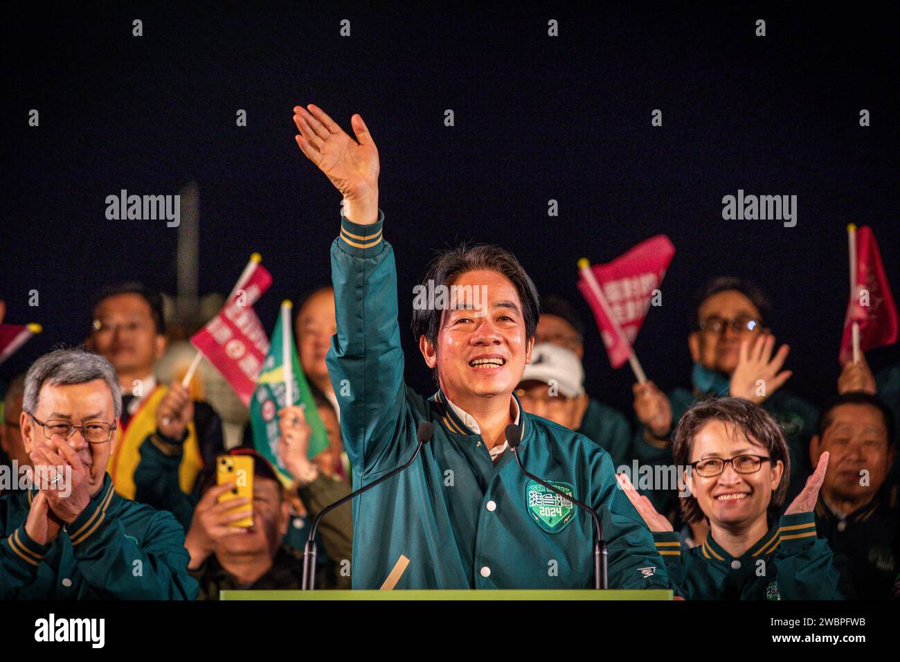 Taiwan, 11. Januar 2024. TPP-Präsidentschaftskandidat Lai Ching-te schwenkte am Freitagabend, den 11. Januar 2024, seinen Anhängern die Hand auf dem Ketagalan Blvd in Taipei, Taiwan. In den letzten zwei Tagen bis zur Präsidentschaftswahl in Taiwan 2024 hielt die Demokratische Progressive Party (DPP) am Samstagabend, dem 11. Januar 2024, eine massive Kundgebung in Taipeh (Taiwan) ab. Stockfoto