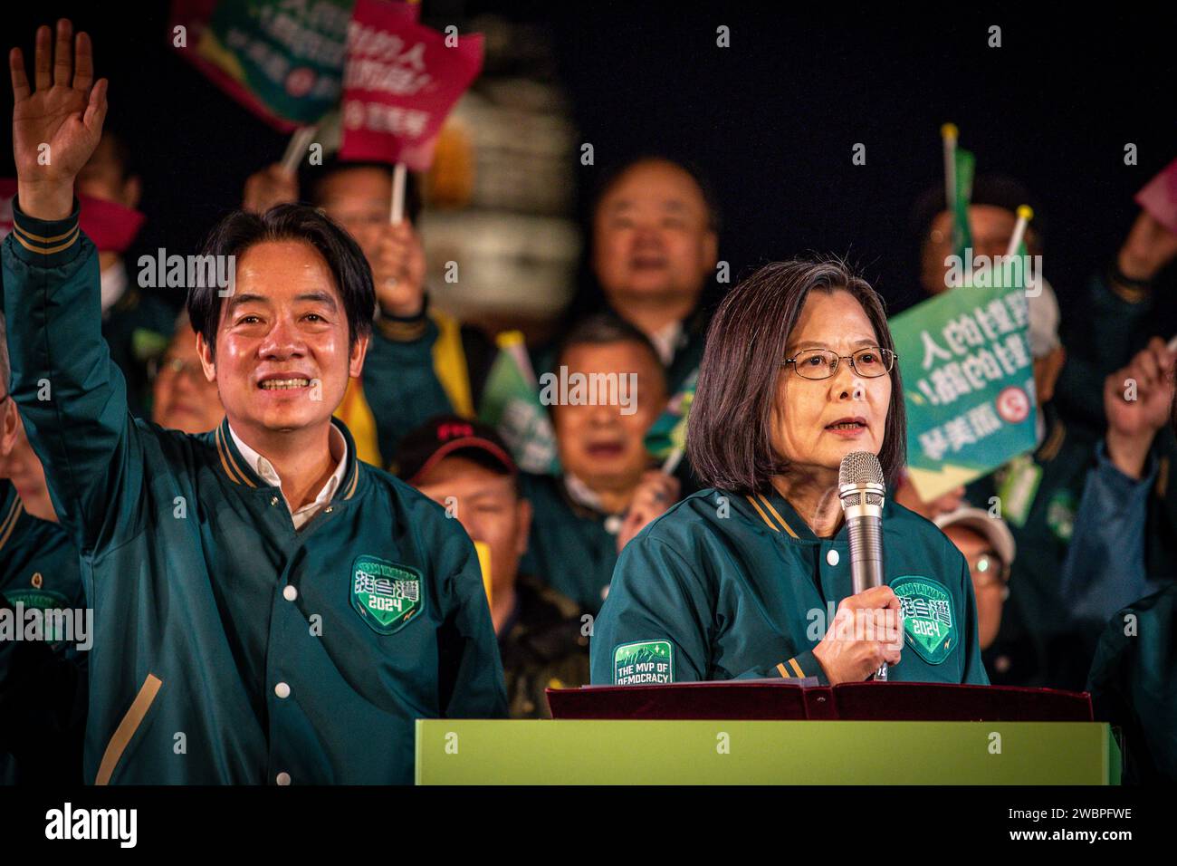 Taiwan, 11. Januar 2024. TPP-Präsidentschaftskandidat Lai Ching-te schwenkte am Freitagabend, den 11. Januar 2024, den Unterstützern auf dem Ketagalan Blvd in Taipei, Taiwan, die Hände zu. In den letzten zwei Tagen bis zur Präsidentschaftswahl in Taiwan 2024 hielt die Demokratische Progressive Party (DPP) am Samstagabend, dem 11. Januar 2024, eine massive Kundgebung in Taipeh (Taiwan) ab. Stockfoto