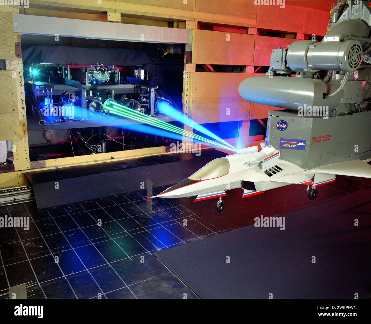 Die NASA testete ein STOVL-Flugzeugmodell im 9x15 Low Speed Wind Tunnel mit einem Laser Velocimetrie-System, um die Abgasrückführung während Start und Landung zu untersuchen. Stockfoto