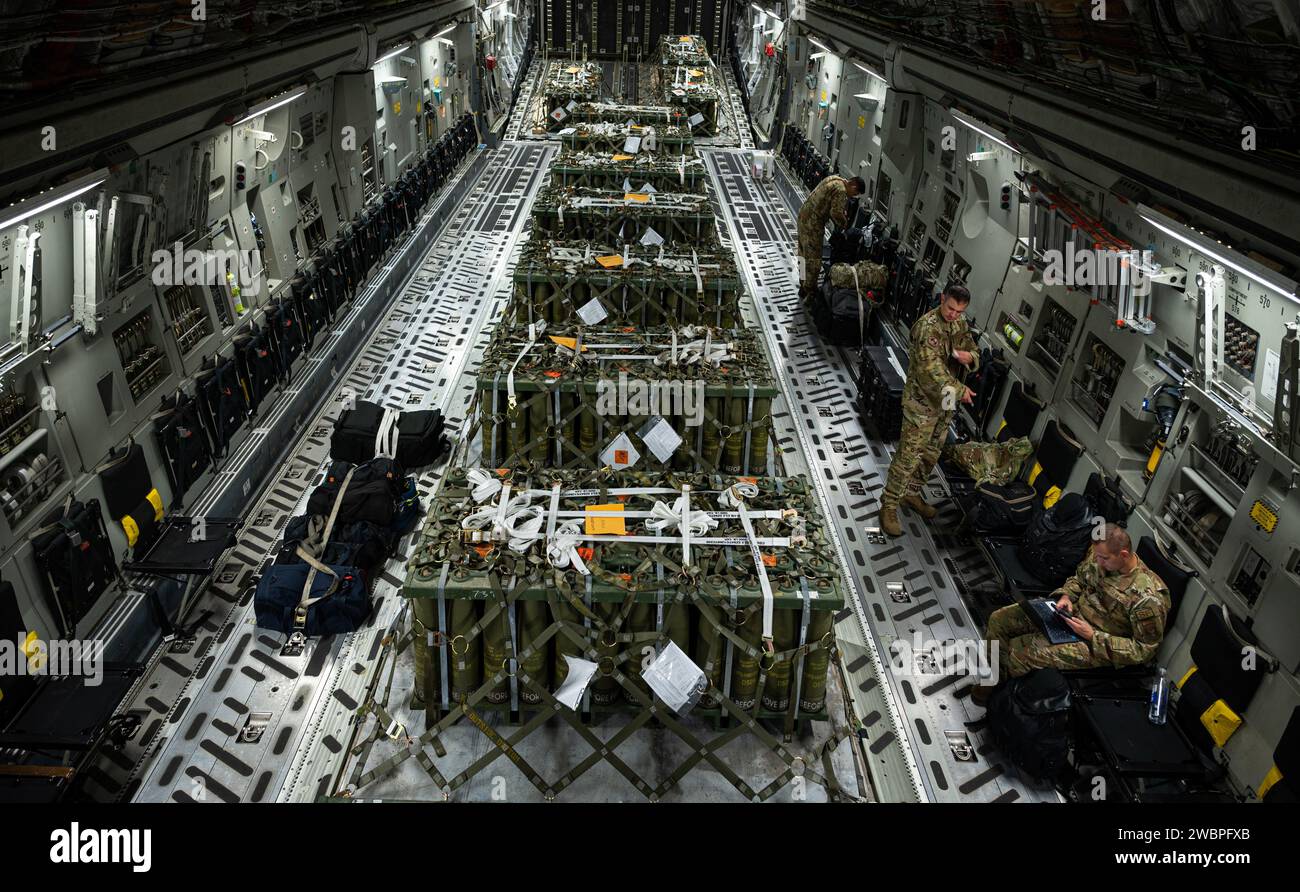 Luftwaffenflugzeuge der US-Luftwaffe, die der Ramstein Air Base, Deutschland, zugewiesen sind, bereiten sich auf den Abflug nach Israel auf einem C-17 Globemaster III, 15. Oktober 2023, auf der Ramstein Air Base, Deutschland, vor. Die Mission stellte den israelischen Verteidigungskräften zusätzliche Ressourcen zur Verfügung, darunter lebenswichtige Munition, und betonte die unerschütterliche und eiserne Unterstützung der Vereinigten Staaten sowohl für die israelischen Verteidigungskräfte als auch für das israelische Volk. (Foto der U.S. Air Force von Senior Airmen Edgar Grimaldo) Stockfoto