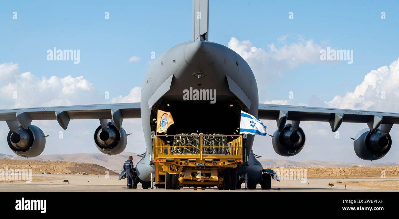 Luftstreitkräfte der US Air Force und israelische Militärmitglieder entladen Fracht von einem C-17 Globemaster III der US Air Force auf einer Rampe auf der Nevatim Base, Israel, 15. Oktober 2023. Die Mission stellte den israelischen Verteidigungskräften zusätzliche Ressourcen zur Verfügung, darunter lebenswichtige Munition, und betonte die unerschütterliche und eiserne Unterstützung der Vereinigten Staaten sowohl für die israelischen Verteidigungskräfte als auch für das israelische Volk. (Foto der U.S. Air Force von Senior Airmen Edgar Grimaldo) Stockfoto