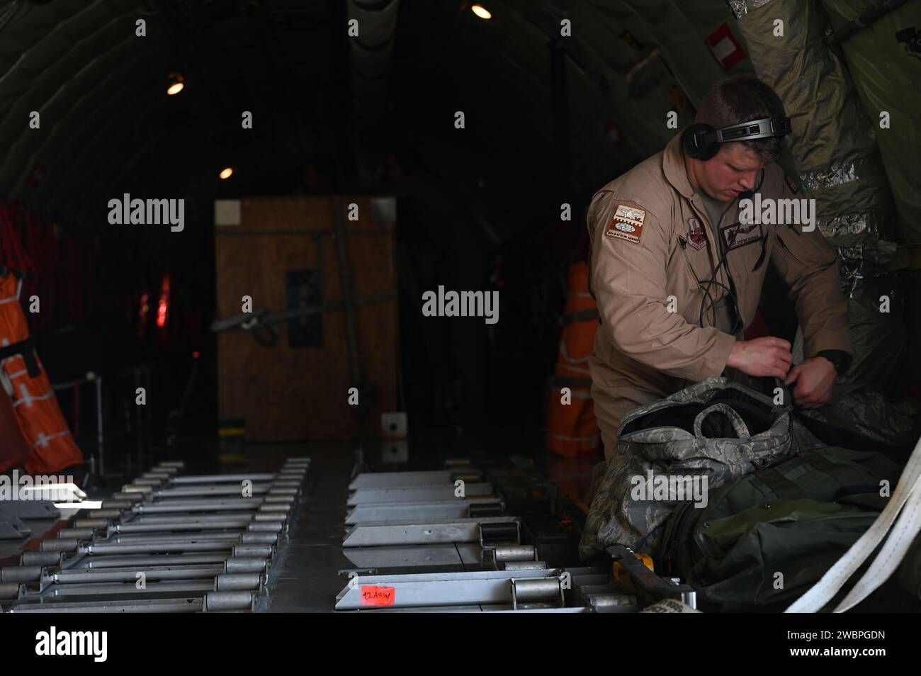 U.S. Air Force Tech. Sgt. Steven Hannah, ein Stratotanker-Boom-Betreiber der US-Luftwaffe KC-135, führt vor dem Abflug während der Übung Ballast Cannon 24,3 an einem unbekannten Ort innerhalb des Zuständigkeitsbereichs des US-Zentralkommandos am 7. Januar 2024 Überprüfungen durch. BallastCannon ist eine routinemäßige bilaterale Übung, die fast vierteljährlich mit der Royal Bahraini Air Force stattfindet, die sich auf die Stärkung der Bande zwischen den Koalitionstruppen und den Aufbau einer Grundlage für zukünftige Engagements zur Unterstützung der gemeinsamen Verteidigung der Arabischen Halbinsel konzentriert. (Foto der U.S. Air Force von Staff Sgt. Jasmonet Hol Stockfoto