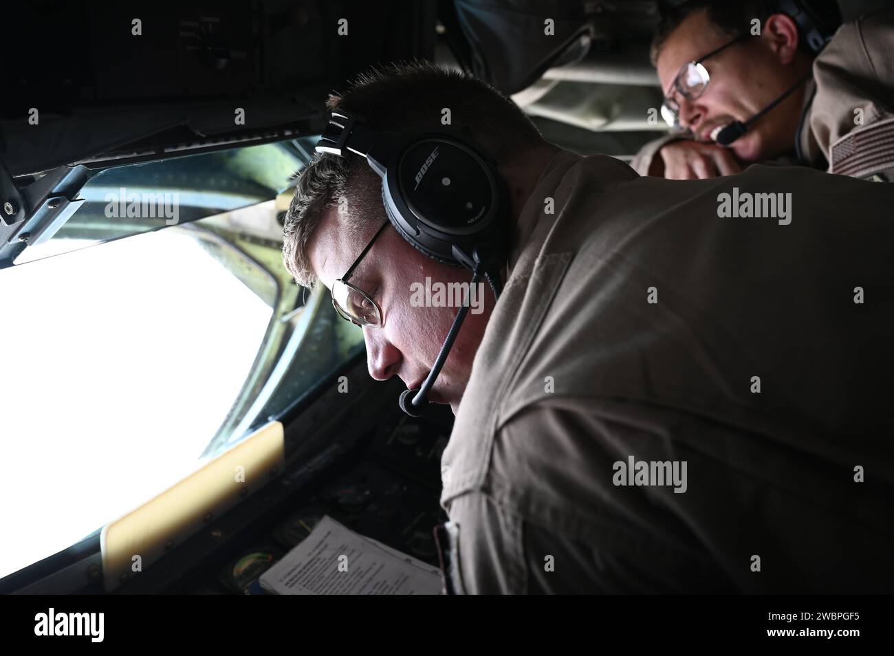 U.S. Air Force Tech. Sgt. Steven Hannah, ein Stratotanker-Boom-Betreiber der US-Luftwaffe KC-135, führt vor dem Abflug während der Übung Ballast Cannon 24,3 an einem unbekannten Ort innerhalb des Zuständigkeitsbereichs des US-Zentralkommandos am 7. Januar 2024 Überprüfungen durch. BallastCannon ist eine routinemäßige bilaterale Übung, die fast vierteljährlich mit der Royal Bahraini Air Force stattfindet, die sich auf die Stärkung der Bande zwischen den Koalitionstruppen und den Aufbau einer Grundlage für zukünftige Engagements zur Unterstützung der gemeinsamen Verteidigung der Arabischen Halbinsel konzentriert. (Foto der U.S. Air Force von Staff Sgt. Jasmonet Hol Stockfoto