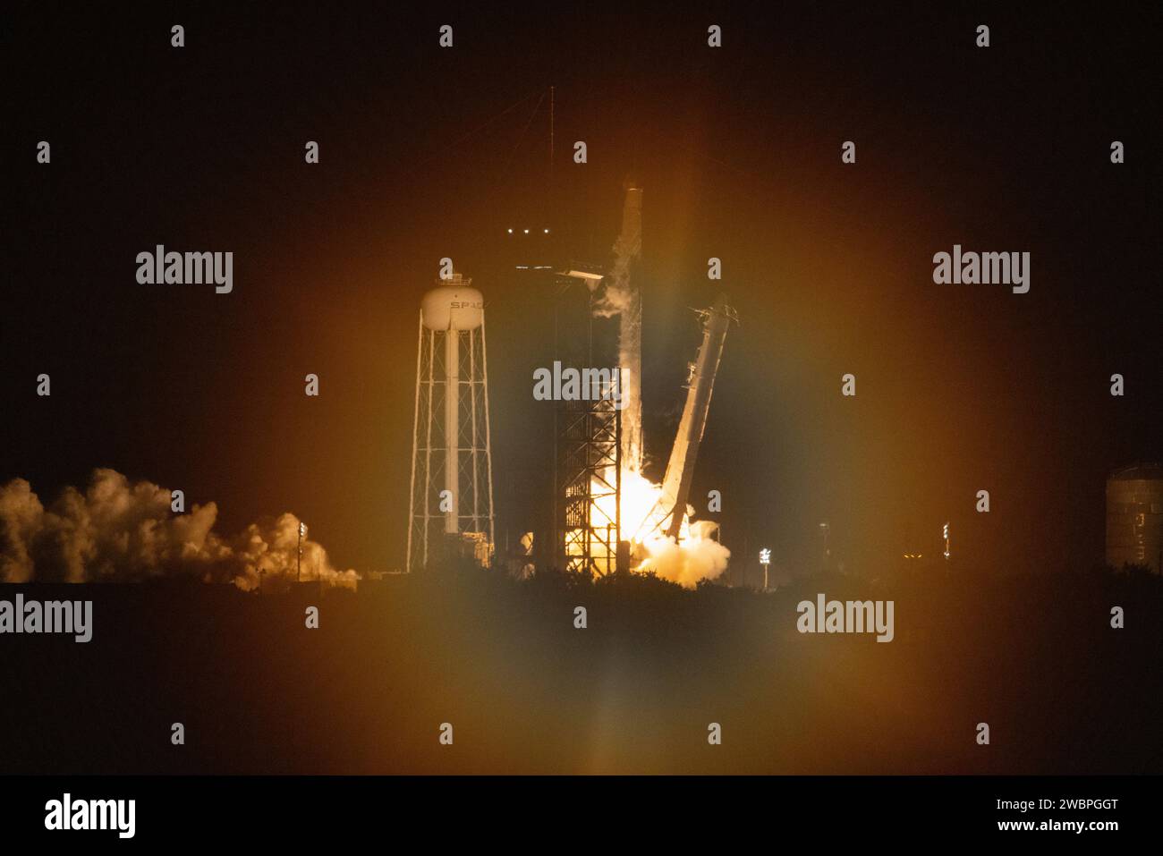 Die SpaceX Falcon 9-Rakete mit dem Dragon-Raumschiff hebt am Donnerstag, den 9. November 2023, vom Launch Complex 39A im Kennedy Space Center der NASA in Florida ab. Der Abflug war um 20:28 Uhr EST. Dragon wird wissenschaftliche Forschung, Technologiedemonstrationen, Besatzungsbedarf und Hardware zur Unterstützung der Expedition 70-Besatzung liefern, einschließlich des Integrated Laser Communications Relay Demonstration Low Earth Orbit User Modem and Amplifier Terminal (ILLUMA-T) der NASA und Atmospheric W Stockfoto
