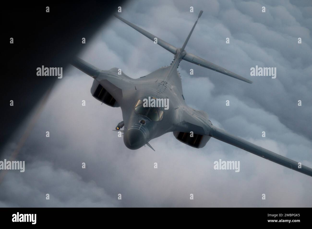 Ein B-1B Lancer der US Air Force nähert sich einem KC-135 Stratotanker während der Luftbetankung als Teil einer regelmäßig geplanten Bomber Task Force (BTF) Mission im US Central Command Area of Responsibility am 13. November 2023. Die regelmäßig geplante Bomber Task Force-Mission verbessert die High-End-Bereitschaft der Bombertruppe, indem sie die Interoperabilität mit anderen regionalen Verbündeten und Partnern in der USCENTCOM AOR vorantreibt. (Foto der U.S. Air Force von Senior Airman Jacob Cabanero) Stockfoto