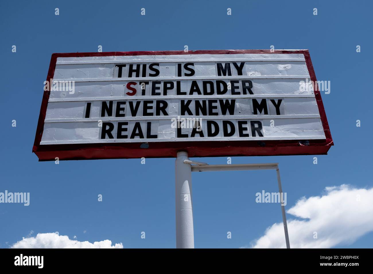 Humorvolle Plakatwände im Freien in Albuquerque, New Mexico Stockfoto