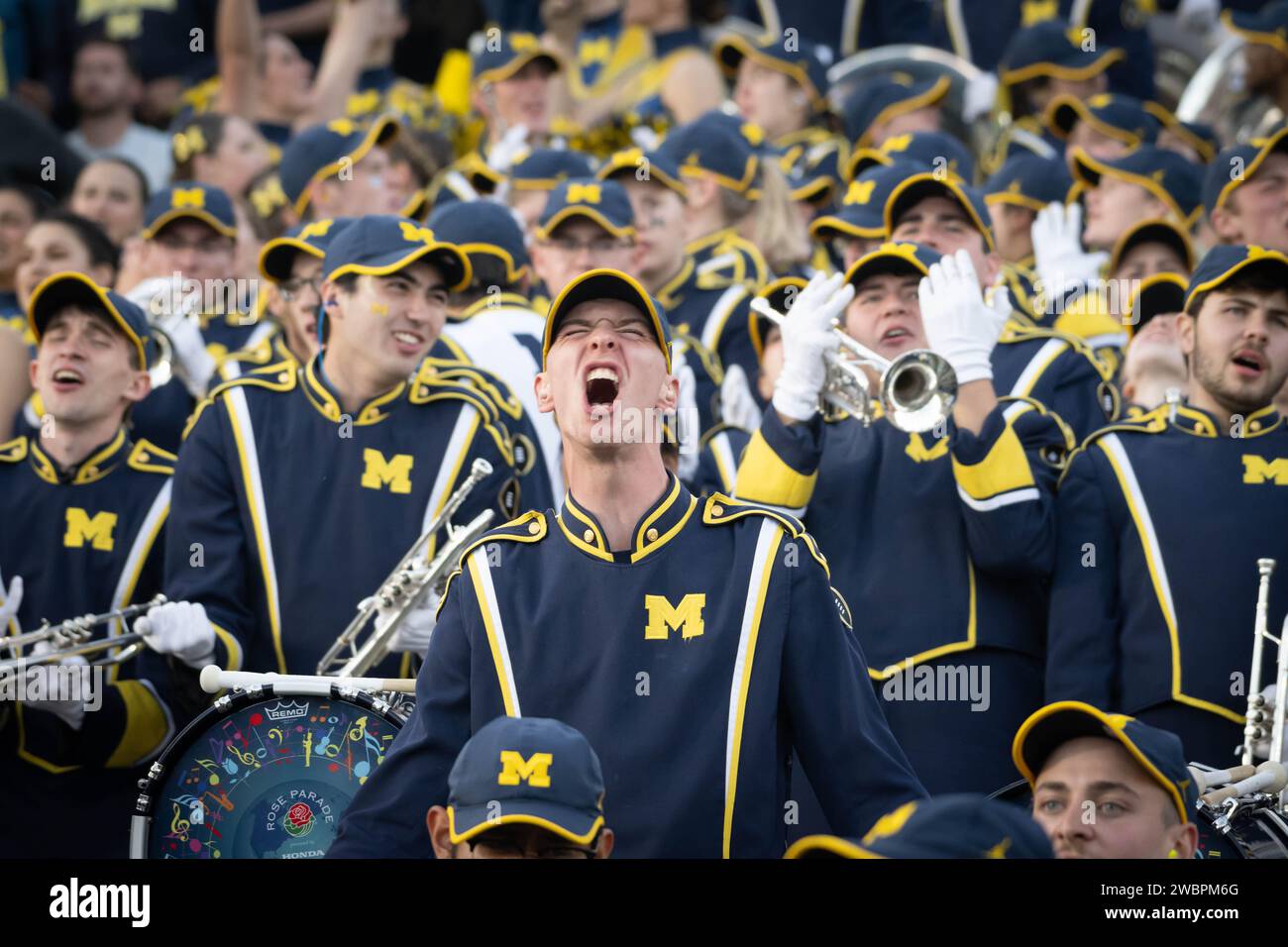 Ein Mitglied der Michigan Wolverines Band singt 2024 im Halbfinale des Rose Bowl College Football Playoff gegen die Alabama Crimson Tide. Michigan def Stockfoto