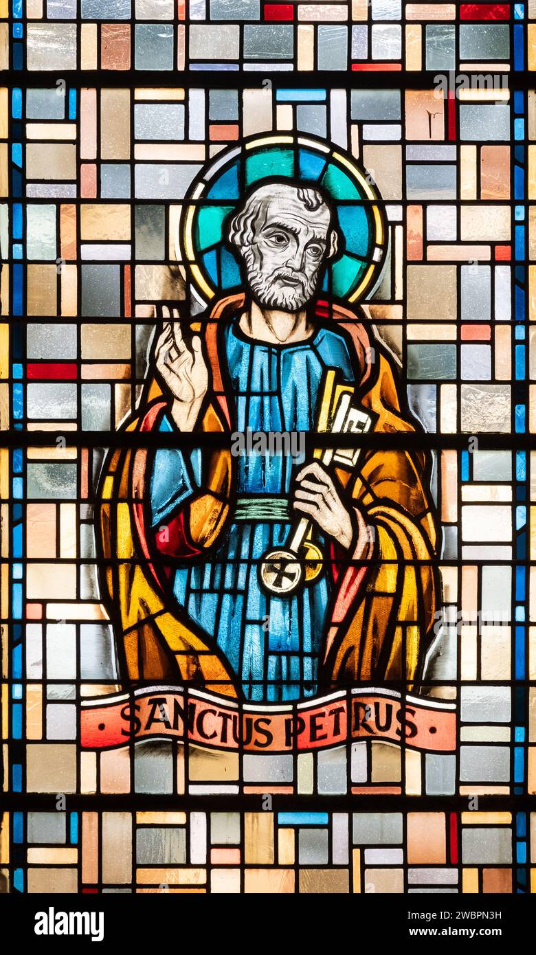 St. Peter der Apostel. Ein Buntglasfenster in der Eglise de la Sainte-Trinité (Heilige Dreifaltigkeitskirche) in Walferdange, Luxemburg. Stockfoto