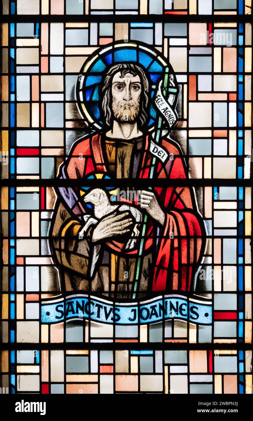 Der heilige Johannes der Täufer. Ein Buntglasfenster in der Eglise de la Sainte-Trinité (Heilige Dreifaltigkeitskirche) in Walferdange, Luxemburg. Stockfoto