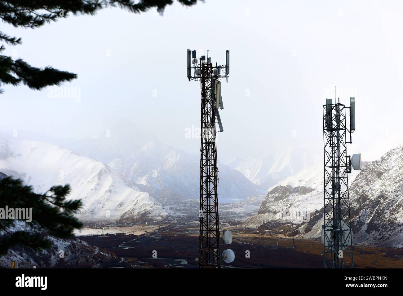 Ein Paar Kommunikationstürme inmitten einer malerischen Bergkette in Georgia, Stepantsminda Stockfoto