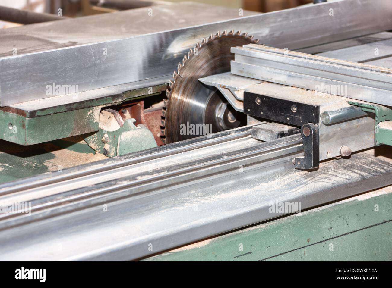 Sägeblatt Holzbearbeitungsmaschine in der Werkstatt, die Holz schneidet Stockfoto