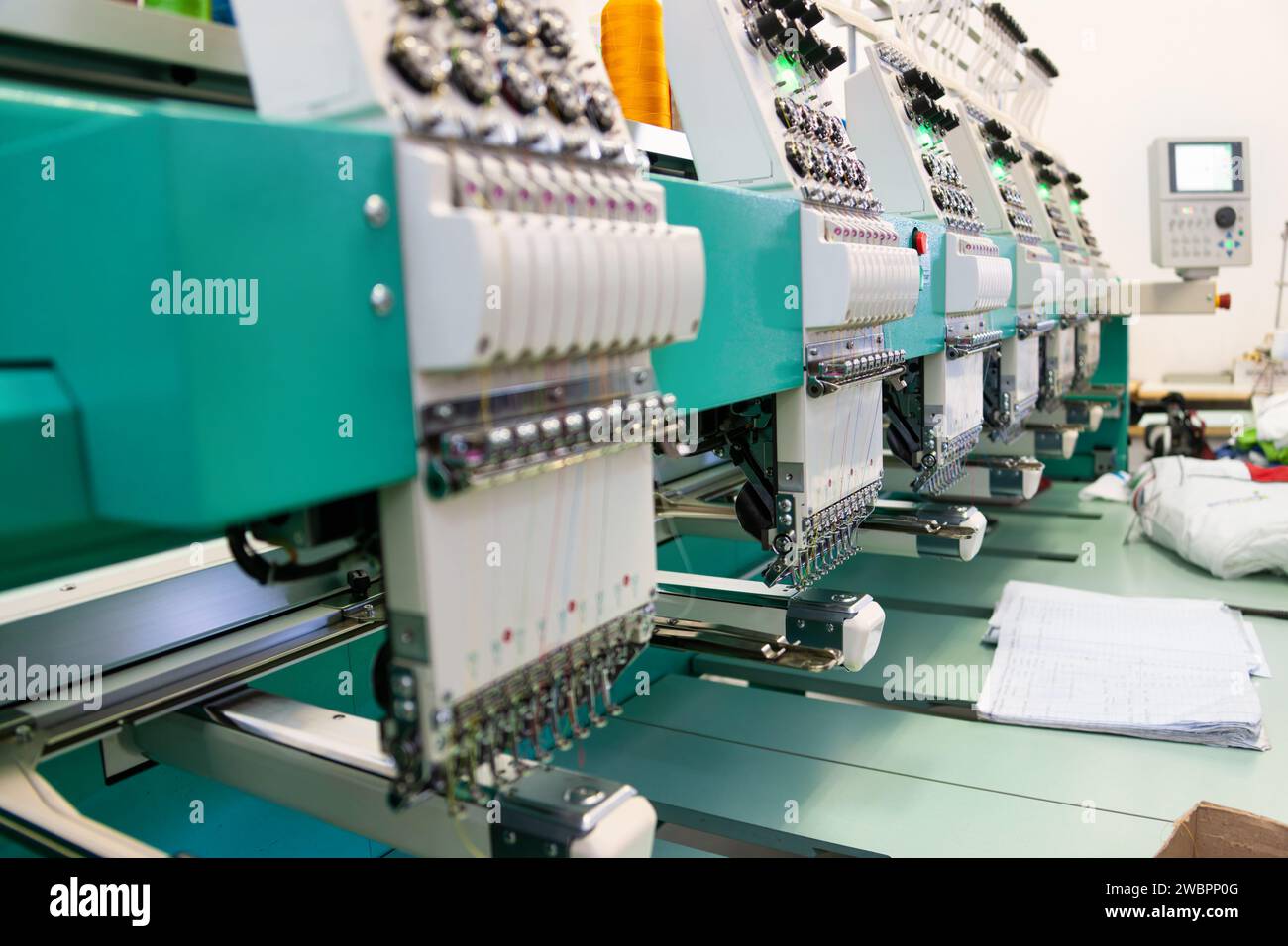 Mehrkopf-Stickmaschine, bei der Arbeit in einer Textilfabrik Stockfoto
