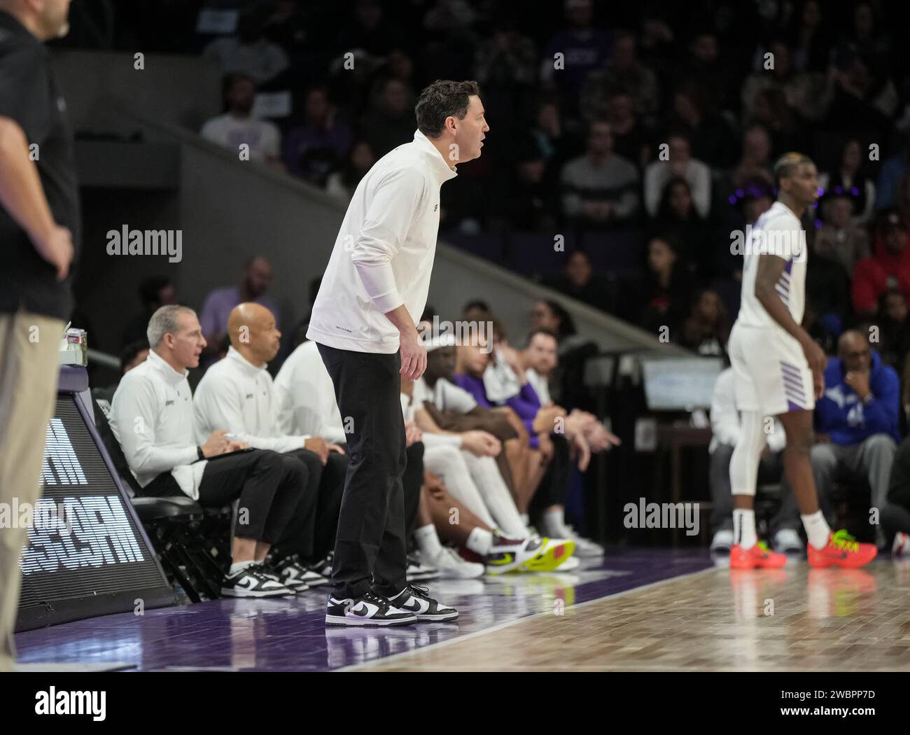 Grand Canyon Antelopes-Cheftrainer Bryce Drew schreit einem seiner Spieler das NCAA-Basketballspiel gegen Abilene Christian in Phoenix, Arizona, am Donnerstag, den 11. Januar 2024 an. Die GCU besiegte Abilene Christian 74–64. (David Venezia/Bild des Sports) Stockfoto