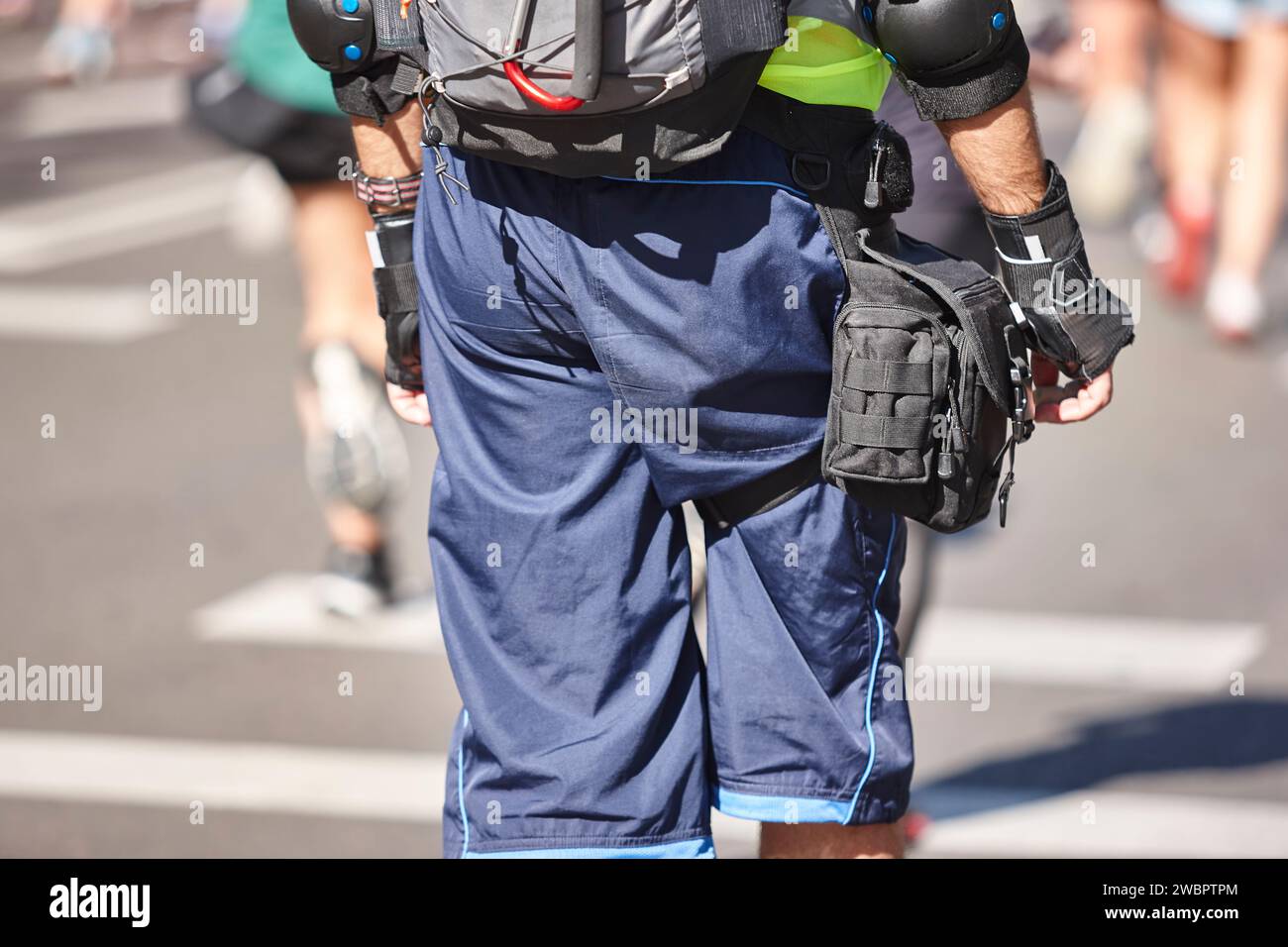 Rollschuhläufer mit Ausrüstung. Schlittschuhlaufen in der Stadt. Sport und Freizeit Stockfoto