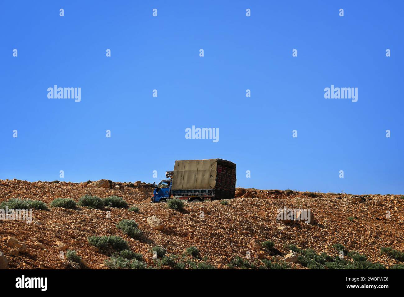 Ein Pickup-Truck, der in rauem Gelände im Libanon fährt. Stockfoto