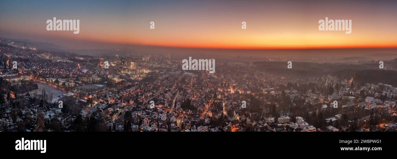 Stuttgart Sonnenaufgang Stadtlandschaft: Urbaner Horizont Vor Der Dämmerung Stockfoto