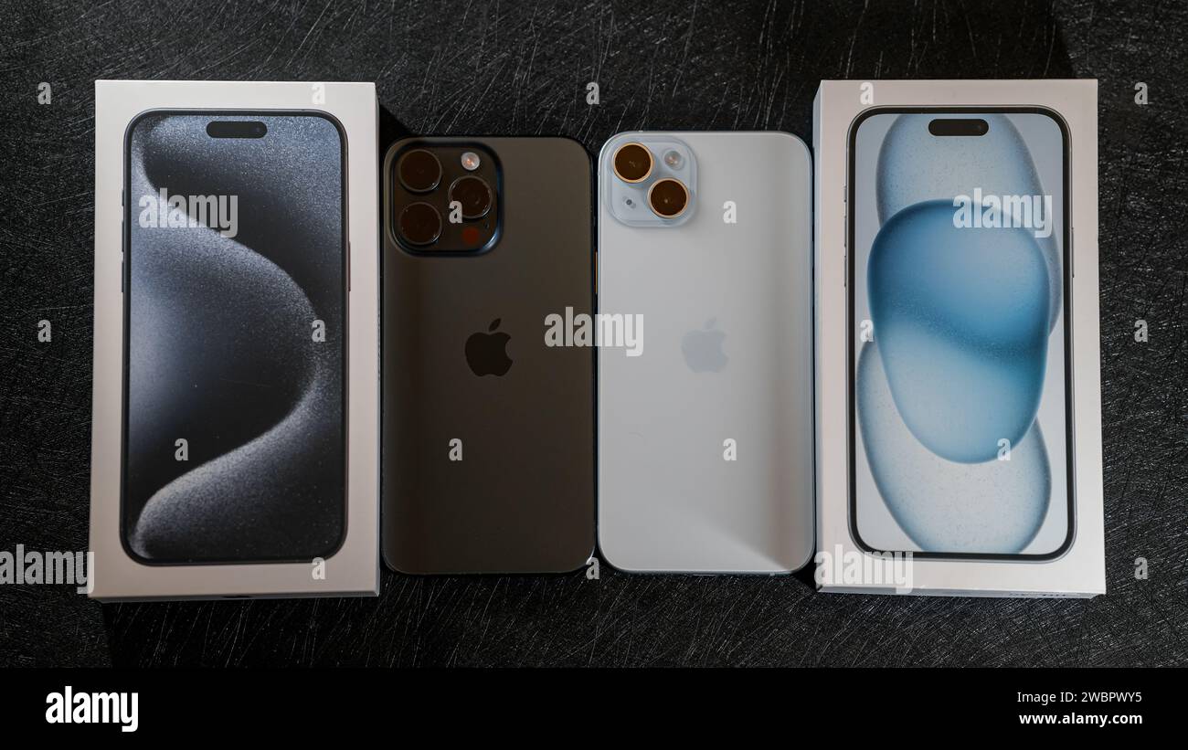 Offene Box Jurmala, Lettland - 09 01 2024: Offene Box mit neuem iPhone 15 Blue ...