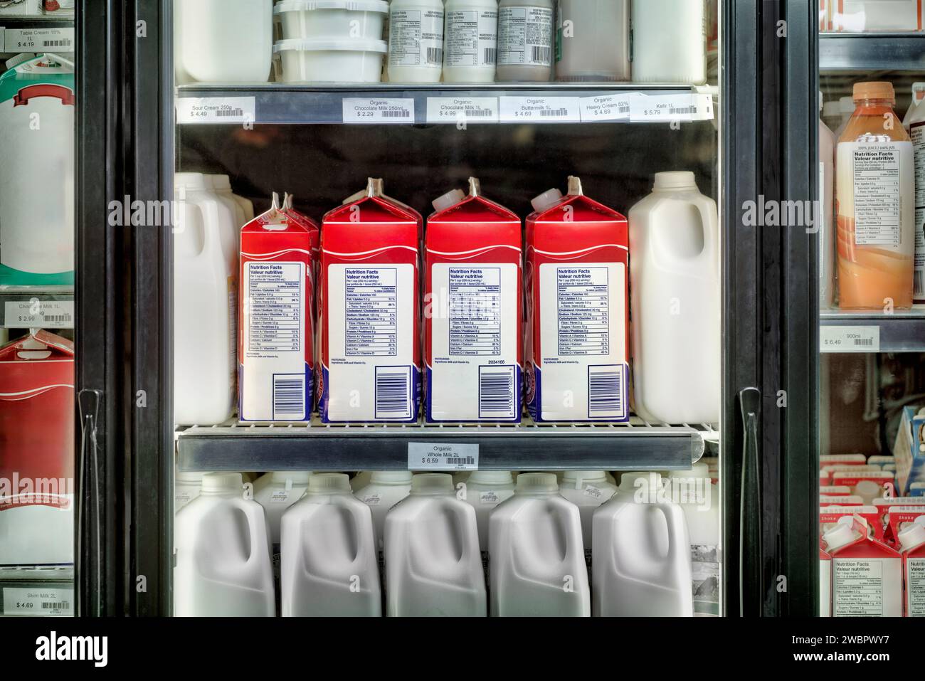 Ein Milchkühler mit Milch und anderen Produkten. Stockfoto